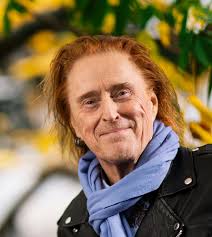 Tommi Läntinen saapuu Vaakahuoneelle